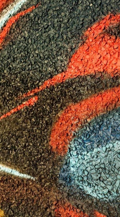 Mural artístico en terraza privada con siluetas y paisajes cálidos