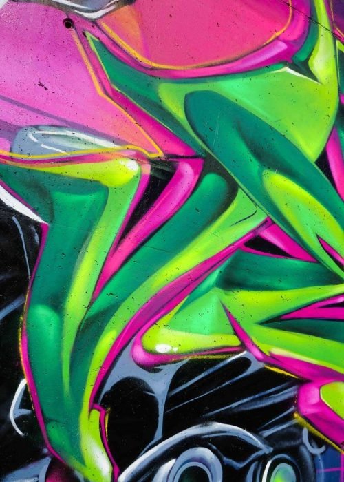 Mural de La Máscara estilo graffiti con fondo rosa y verde