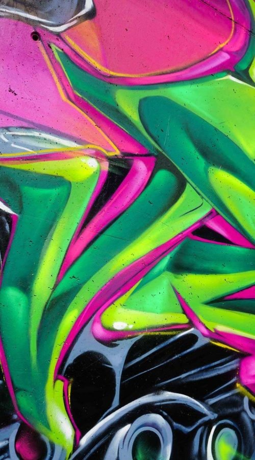 Mural de La Máscara estilo graffiti con fondo rosa y verde