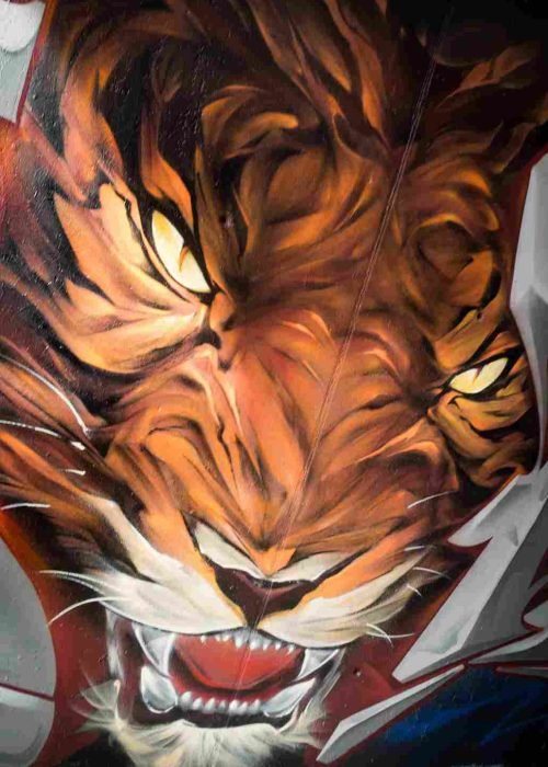 Perfil del rostro del tigre con iluminación cálida en mural 3D