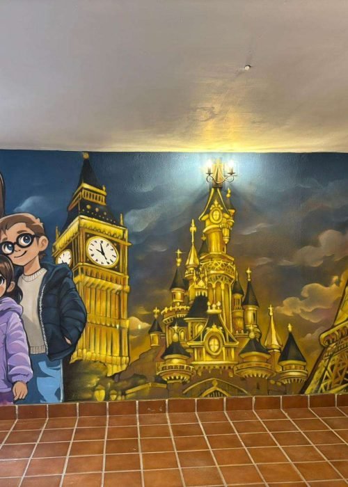 Vista general de mural familiar en interior de vivienda con estilo ilustrado y urbano