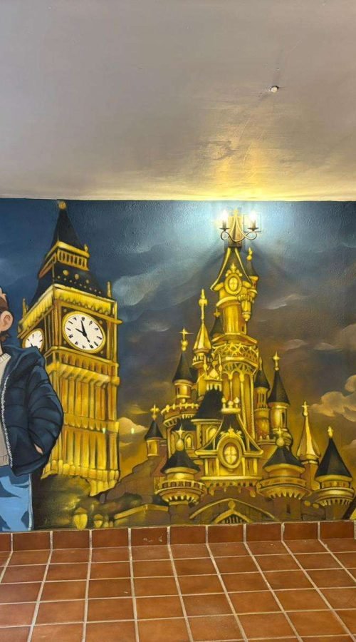 Vista general de mural familiar en interior de vivienda con estilo ilustrado y urbano