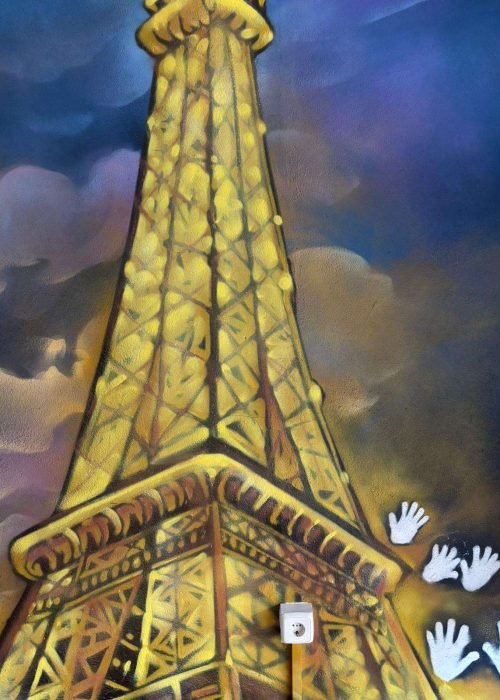 Detalle de la Torre Eiffel en mural interior personalizado para vivienda particular