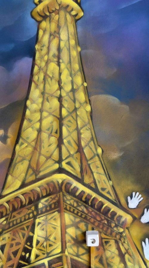 Detalle de la Torre Eiffel en mural interior personalizado para vivienda particular