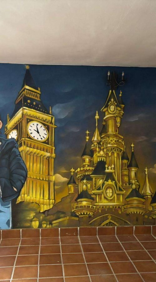 Mural interior para particular con retrato familiar personalizado y monumentos iluminados