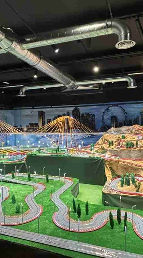 Mural de paisaje urbano para sala de Scalextric