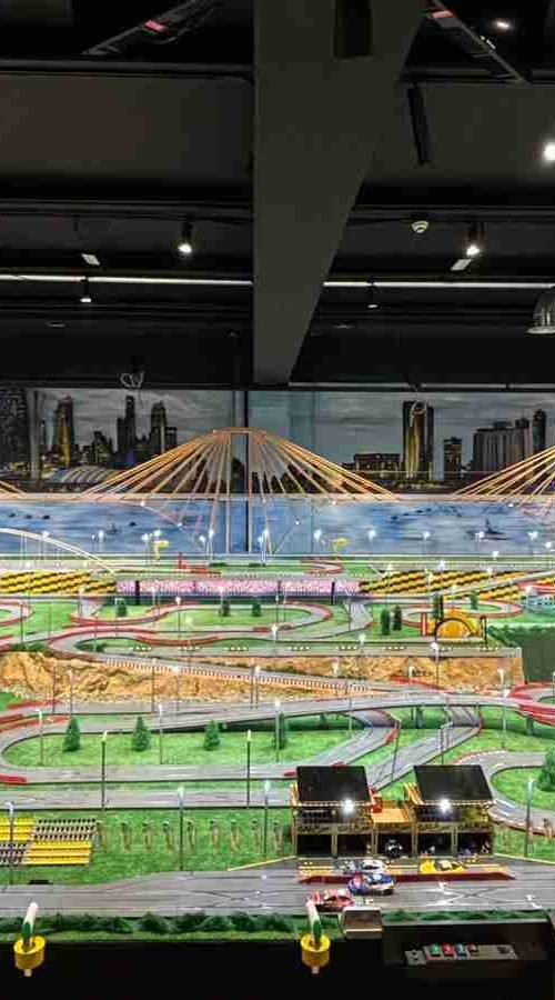 Mural de paisaje urbano para sala de Scalextric