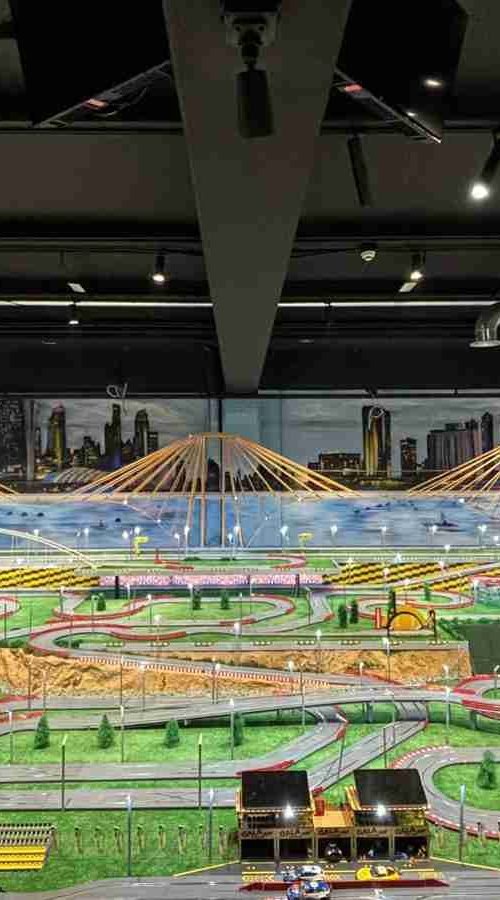 Mural de paisaje urbano para sala de Scalextric