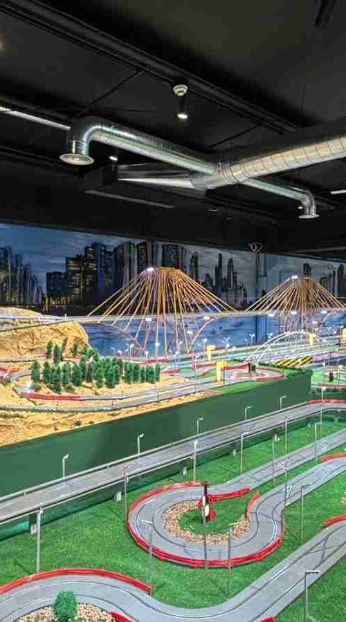 Mural de paisaje urbano para sala de Scalextric