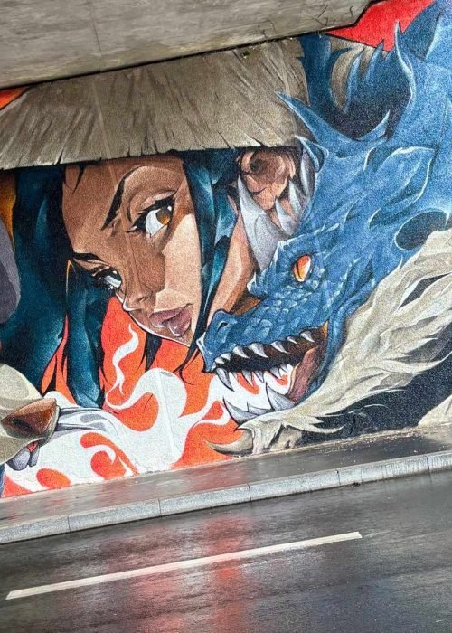 Mural urbano de samurái y dragón pintado en festival CapsAttack en París