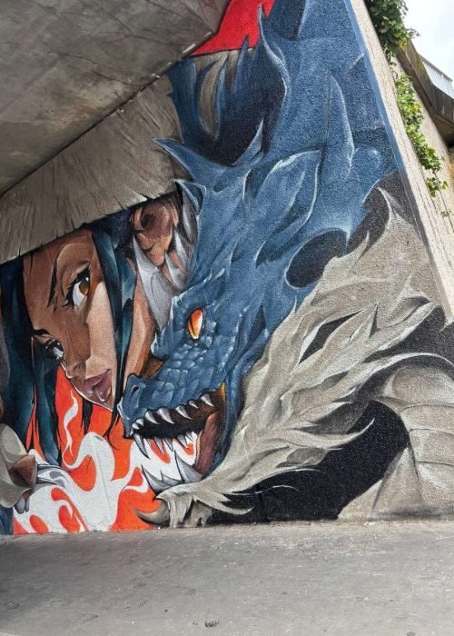Mural urbano de samurái y dragón pintado en festival CapsAttack en París