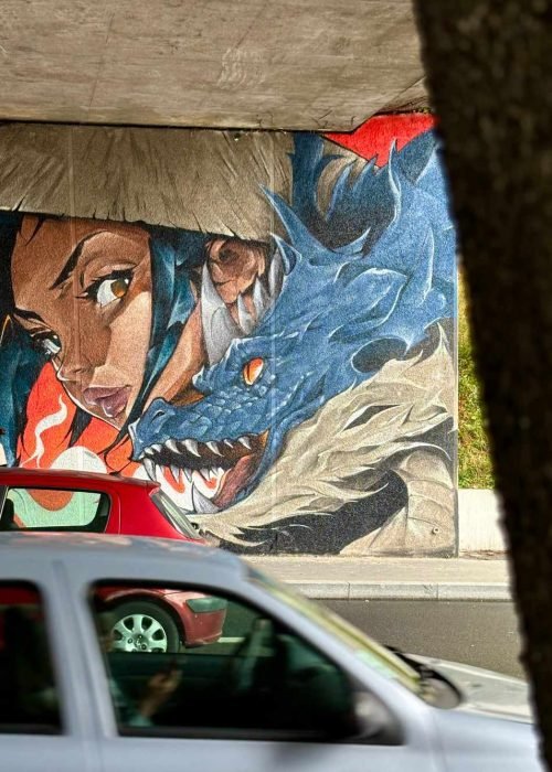 Mural urbano de samurái y dragón pintado en festival CapsAttack en París