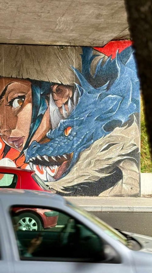 Mural urbano de samurái y dragón pintado en festival CapsAttack en París