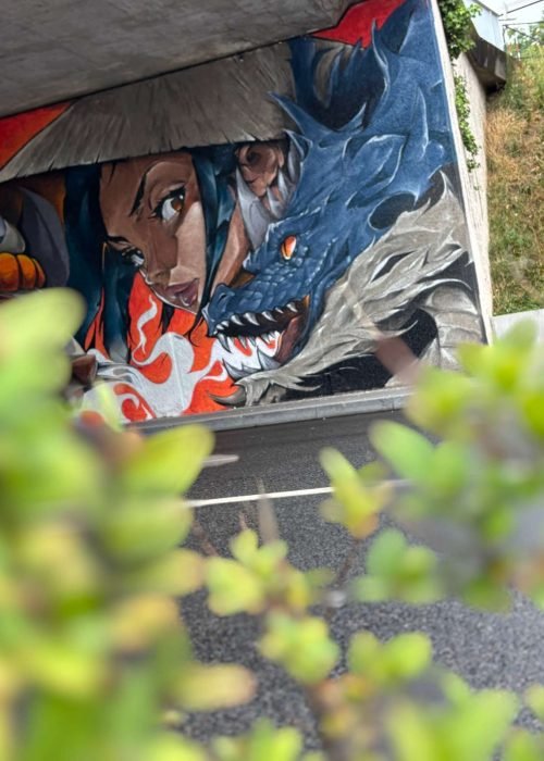 Mural urbano de samurái y dragón pintado en festival CapsAttack en París