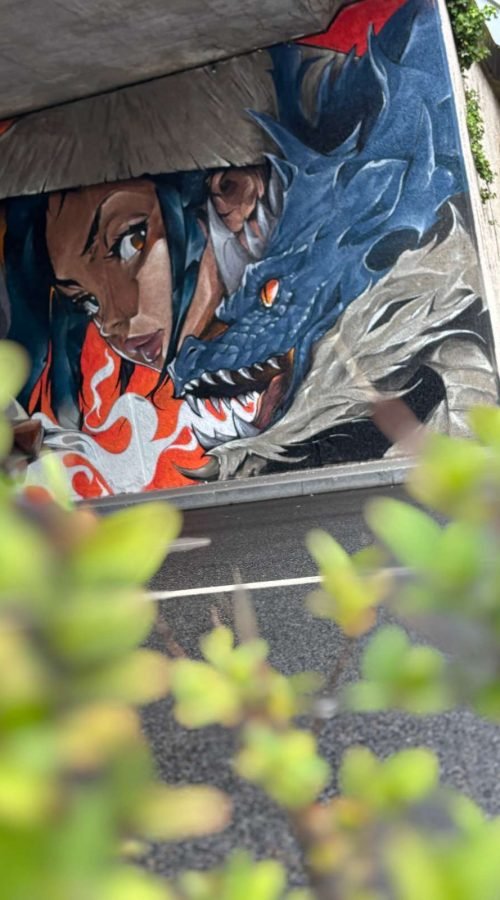 Mural urbano de samurái y dragón pintado en festival CapsAttack en París