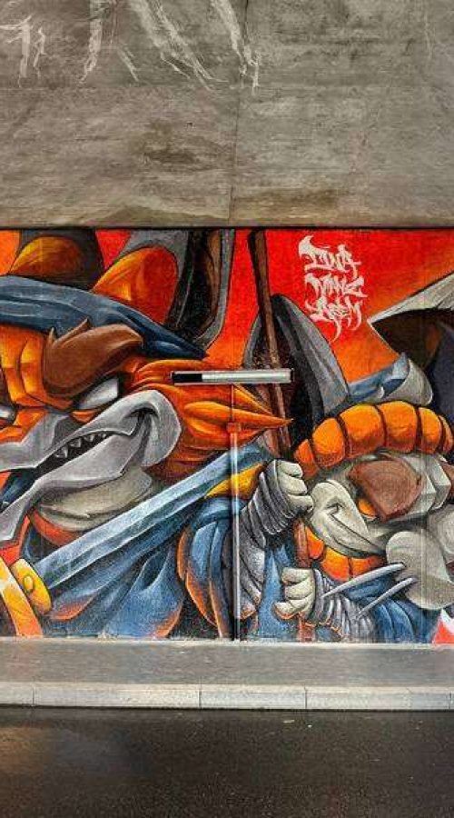 Mural urbano de samurái y dragón pintado en festival CapsAttack en París