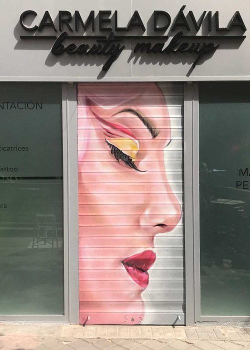 Retrato femenino en cierre de clínica Carmela Dávila, mural artístico para negocio de belleza