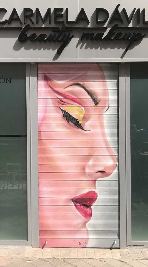 Retrato femenino en cierre de clínica Carmela Dávila, mural artístico para negocio de belleza
