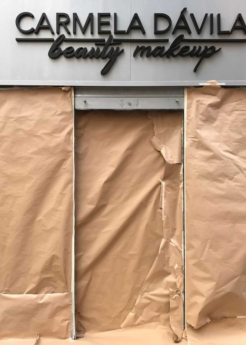 Retrato femenino en cierre de clínica Carmela Dávila, mural artístico para negocio de belleza