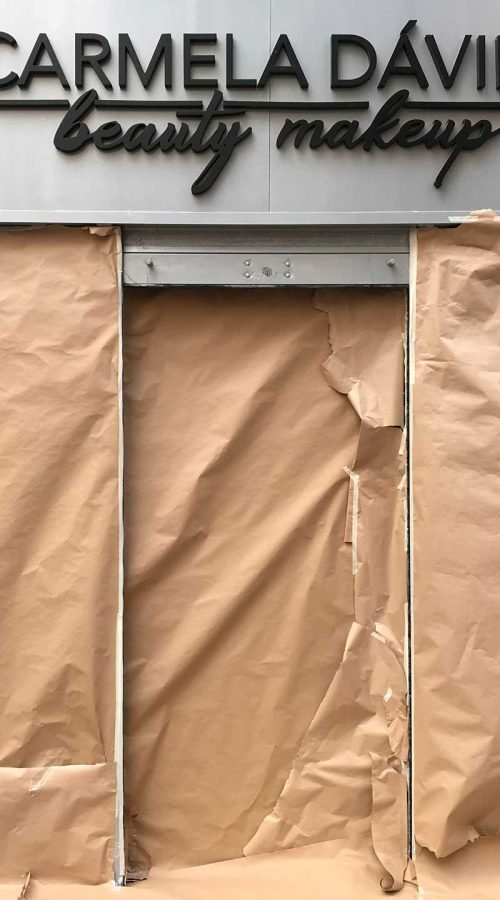 Retrato femenino en cierre de clínica Carmela Dávila, mural artístico para negocio de belleza