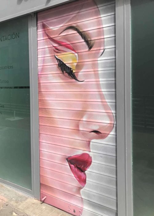 Retrato femenino en cierre de clínica Carmela Dávila, mural artístico para negocio de belleza