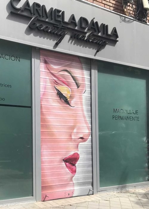 Retrato femenino en cierre de clínica Carmela Dávila, mural artístico para negocio de belleza