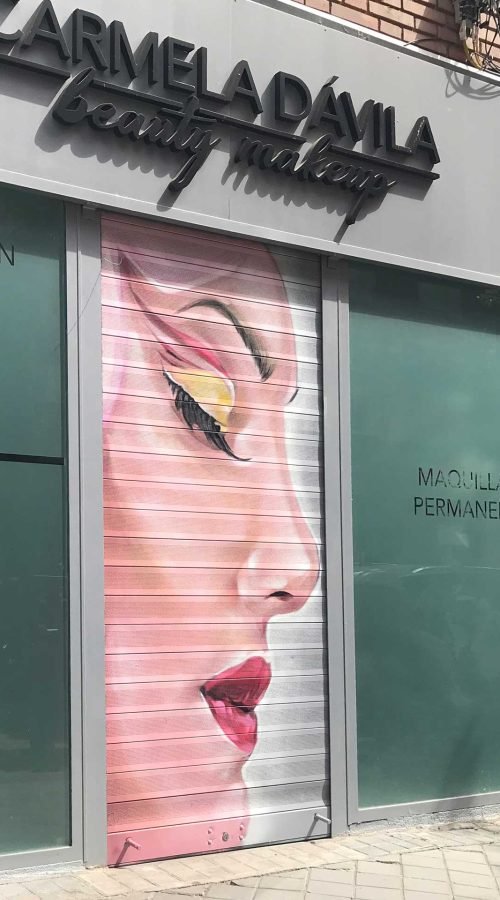 Retrato femenino en cierre de clínica Carmela Dávila, mural artístico para negocio de belleza