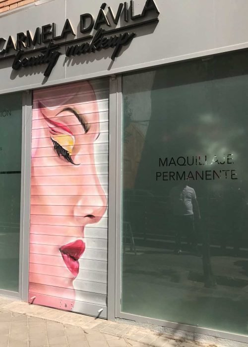 Retrato femenino en cierre de clínica Carmela Dávila, mural artístico para negocio de belleza