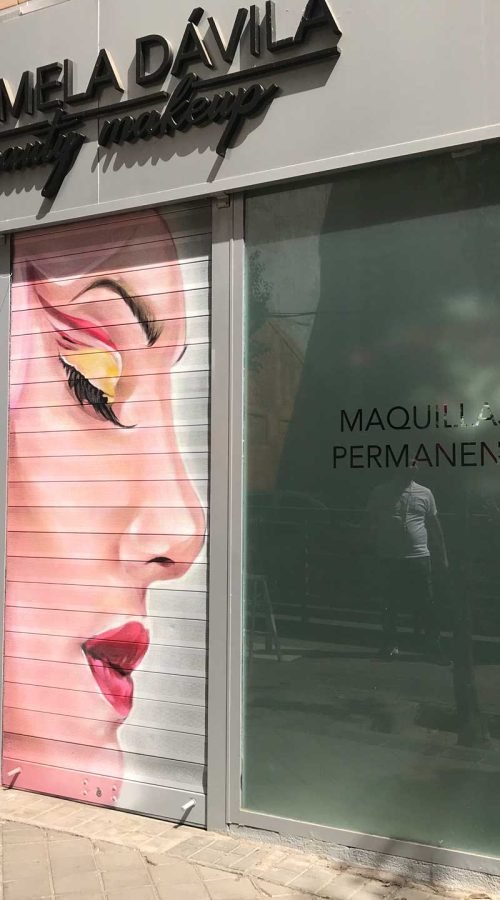 Retrato femenino en cierre de clínica Carmela Dávila, mural artístico para negocio de belleza