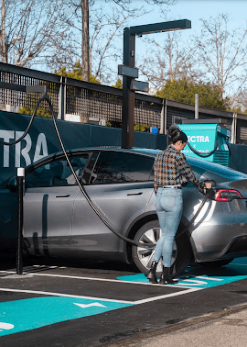 Graffiti mural en estación de carga Electra para coches eléctricos en Plaza Loranca