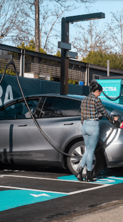 Graffiti mural en estación de carga Electra para coches eléctricos en Plaza Loranca