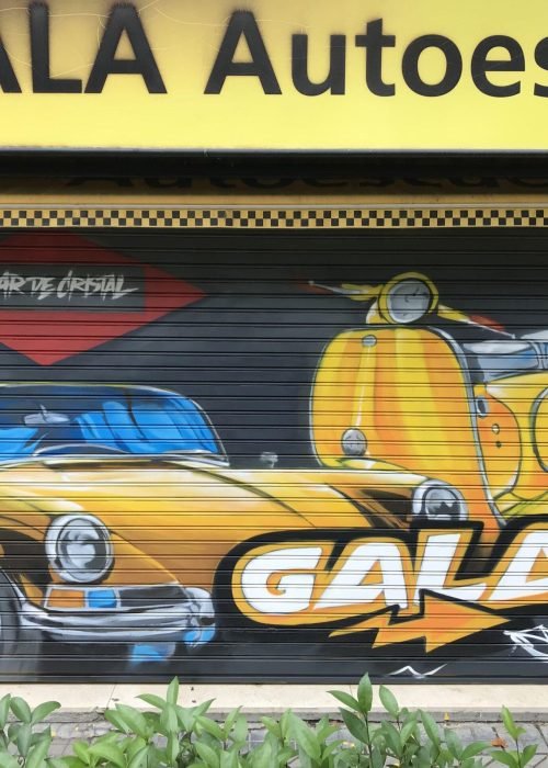 Mural con coche clásico y Vespa en Autoescuela Gala de Mar de Cristal