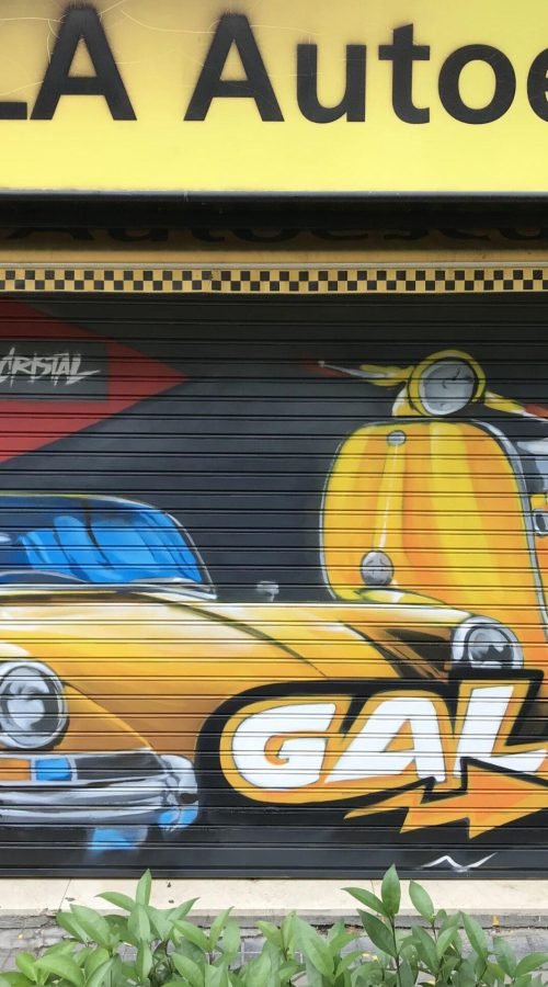 Mural con coche clásico y Vespa en Autoescuela Gala de Mar de Cristal