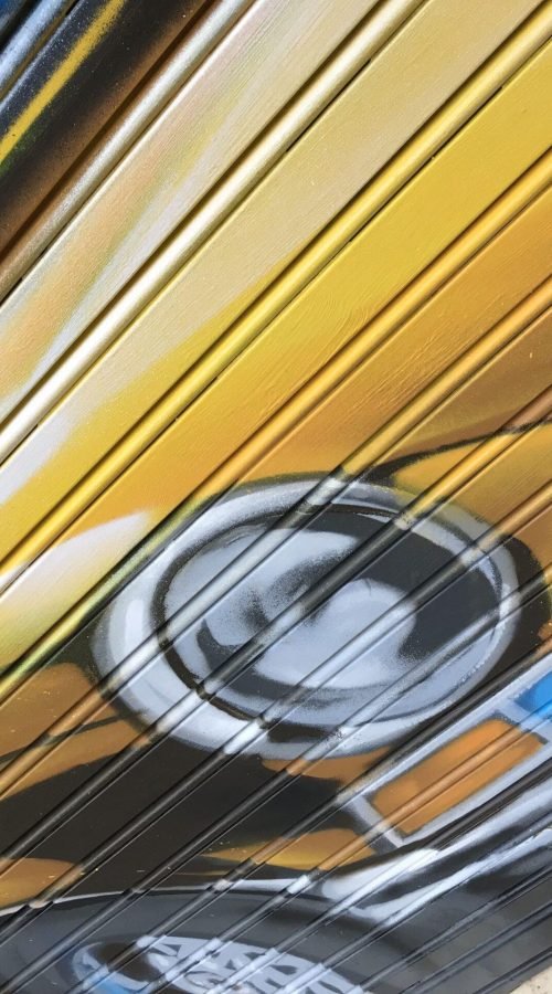 Mural con coche clásico y Vespa en Autoescuela Gala de Mar de Cristal