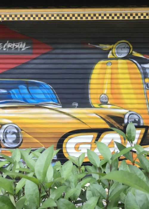 Mural con coche clásico y Vespa en Autoescuela Gala de Mar de Cristal