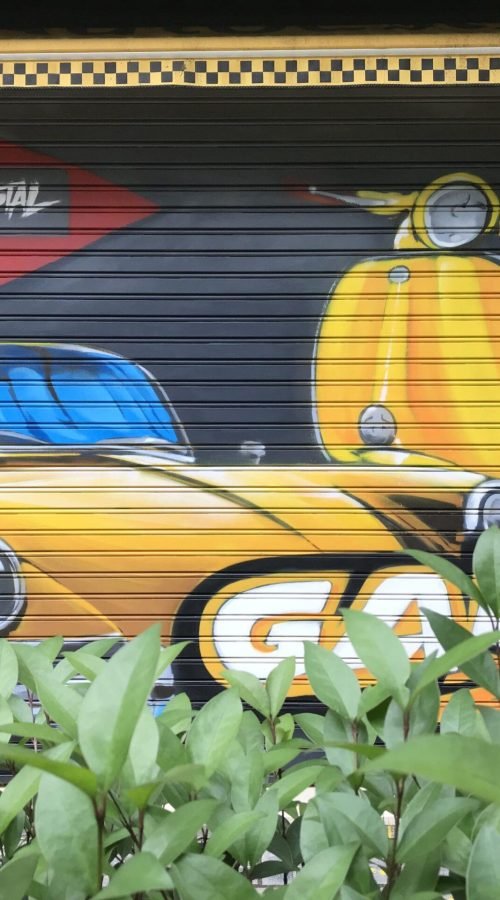 Mural con coche clásico y Vespa en Autoescuela Gala de Mar de Cristal