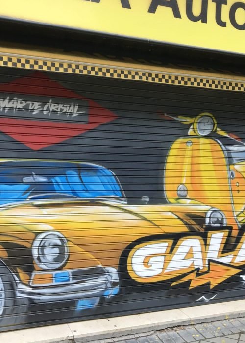 Mural con coche clásico y Vespa en Autoescuela Gala de Mar de Cristal