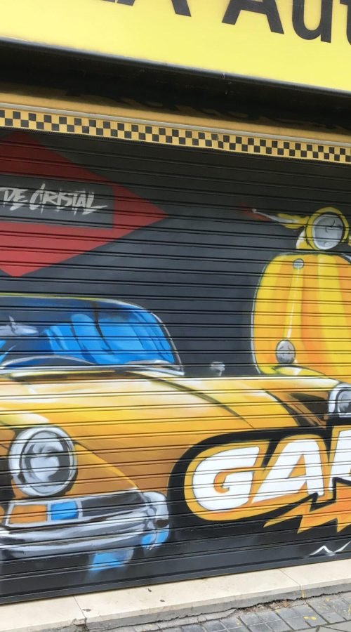 Mural con coche clásico y Vespa en Autoescuela Gala de Mar de Cristal