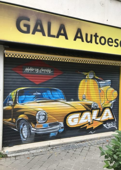 Mural con coche clásico y Vespa en Autoescuela Gala de Mar de Cristal