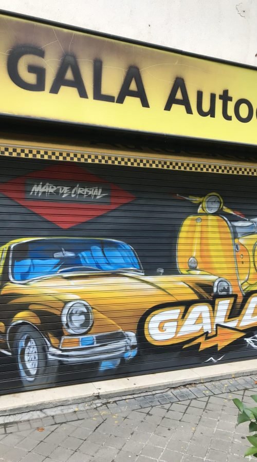 Mural con coche clásico y Vespa en Autoescuela Gala de Mar de Cristal