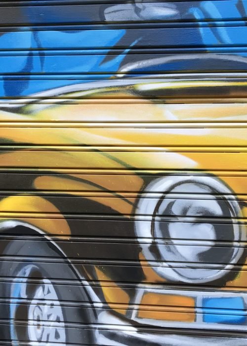 Mural con coche clásico y Vespa en Autoescuela Gala de Mar de Cristal