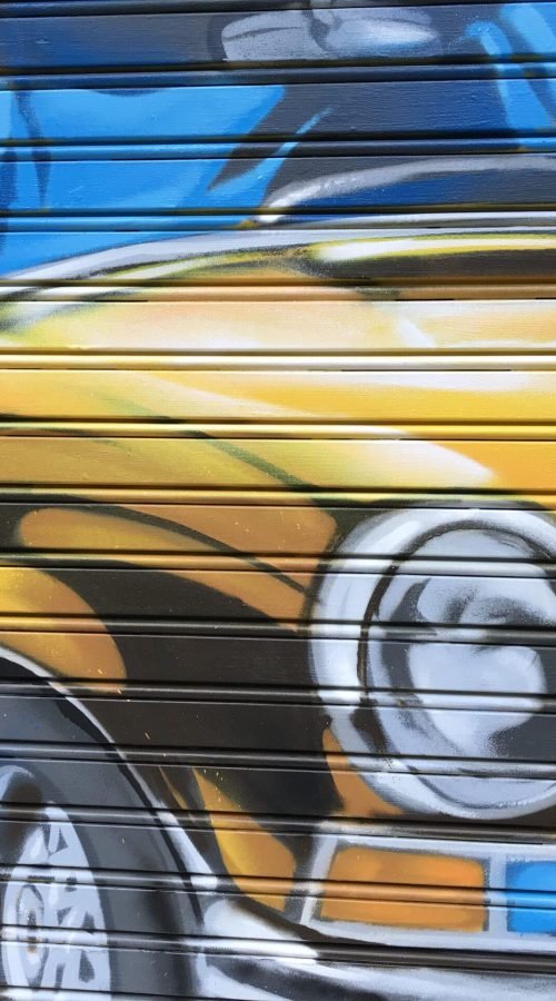 Mural con coche clásico y Vespa en Autoescuela Gala de Mar de Cristal