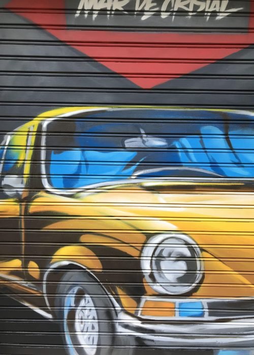 Mural con coche clásico y Vespa en Autoescuela Gala de Mar de Cristal