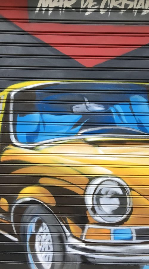 Mural con coche clásico y Vespa en Autoescuela Gala de Mar de Cristal