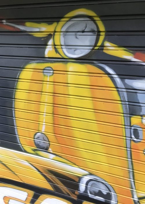 Mural Vespa amarilla Gala Puente Alcocer