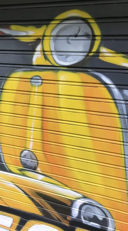 Mural Vespa amarilla Gala Puente Alcocer