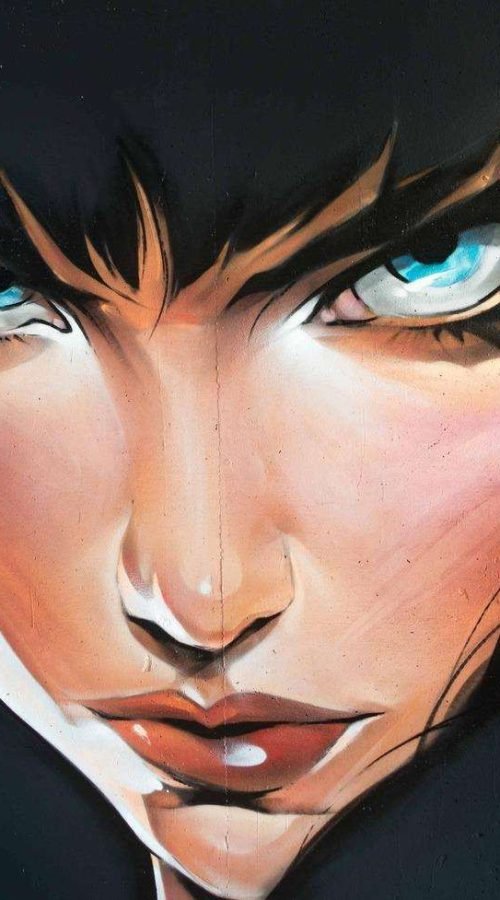 Retrato de mujer en mural de graffiti hiperrealista