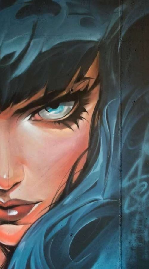 Retrato de mujer en mural de graffiti hiperrealista