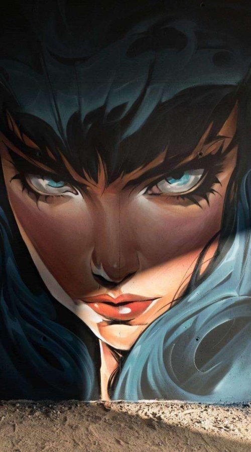 Retrato de mujer en mural de graffiti hiperrealista