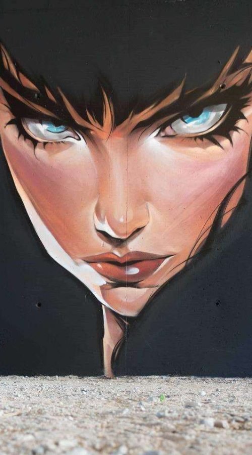 Retrato de mujer en mural de graffiti hiperrealista